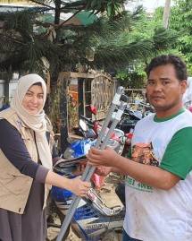 OK OCE Peduli Bersama Jane Shalimar Adakan Kerja Bakti Bersihkan Rumah Warga Korban Banjir