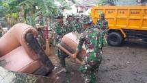 500 Prajurit TNI Bantu Bersihkan Sampah Sisa Banjir di Cibitung 