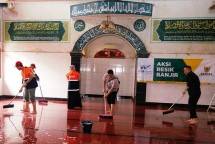 WOM Finance Salurkan Bantuan kepada Korban Banjir Jakarta