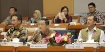 Menteri Sosial Juliari P. Batubara (Tengah)