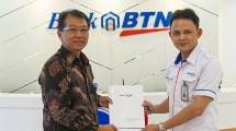 President Director PT Waskita Fim Perkasa Realti, Ignatius Joko Herwanto bersama Kepala Cabang Jakarta PT Bank Tabungan Negara (persero) Tbk. Ari Kurniaman seusai penandatanganan MoU