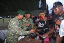 Satgas Pamtas RI-PNG Yonif 411 Kostrad Gelar Pasar Murah di Papua