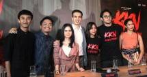 Para Pemain film KKN Di Desa Penari bersama Produser Manoj Punjabi. 