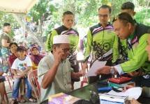 Prajurit Menbanpur 2 Mar Gelar Pengobatan dan Bagi Kacamata Gratis
