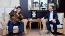 Menteri Perindustrian Airlangga Hartarto berbincang dengan Direktur South Asia Apple Michel Coulomb di Kementerian Perindustrian, Jakarta, 30 Maret 2017