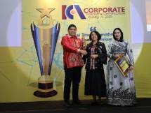Senior Vice President Corporate Secretary Telkom Afriwandi (kiri) menerima penghargaan Corporate of The Year 2020