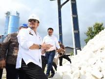 Menteri Pertanian Syahrul Yasin Limpo berkunjung ke pabrik pupuk di Jatim