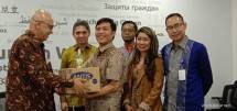  Pada Rabu, 12 Februari 2020 di kantor Kementerian Luar Negeri, Yayasan Enesis Indonesia menyalurkan bantuan berupa 1000 karton Antis Hand Sanitizer yang berkadar alkohol 70%, 1000 buah masker dan 1000 karton Adem Sari (Sensa Cools) untuk disalurkan kepada Republik Rakyat Tiongkok dan WNI yang masih berada di Republik Rakyat Tiongkok. 