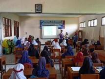 JAMKRINDO MENGAJAR-Salah satu peserta Program Magang Mahasiswa Bersertifikat (PMMB) Jamkrindo Mengajar melaksanakan edukasi mengenai lingkungan di SDN Batusapi, Palabuhanratu, Kabupaten Sukabumi, Jawa Barat, Jumat 14 Februari 2020. 