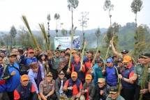 Gubernur Jatim Khofifah-Pangdam V Brawijaya Lakukan Gerakan Tanam Vetiver di Lereng Semeru