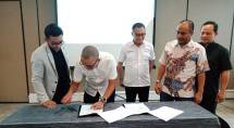 Penandatanganan Kontrak kerja sama oleh CEO Grup Amindotek Aryo Maulana dan Presiden Direktur PT Bukit Prima Bahari Rafli Yandra disaksikan oleh Direktur Amindotek Jeffry Ardiansyah, serta Direktur PT Bukit Prima Bahari Feri Kiswondo dan Donna Dadang