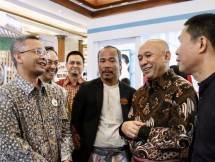 (Dari kiri ke kanan) Pemimpin Divisi Kesekretariatan dan Komunikasi Perusahaan BNI Syariah, Bambang Sutrisno; National Chairman Indonesian Fashion Chamber, Ali Charisma; Menteri Koperasi dan UKM, Teten Masduki; Presiden Direktur Dyandra Promosindo, Hendra Noor Saleh.