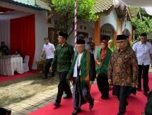 Ketua Dewan Komisioner OJK Wimboh Santoso bersama Wapres Ma'ruf Amin