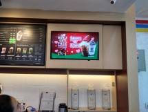 DMMX&rsquo;s signage yang terpasang pada kafe yang terletak di dalam minimarket di Jakarta
