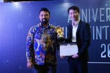 CEO Indodax Oscar Darmawan (kiri) menerima penghargaan "Startup Marketplace Asset Crypto Terbaik" dari Duniafintech.com. Penghargaan diserahkan secara simbolis oleh Ketua Asosiasi Blockchain Indonesia (ABI) Muhammad Deivito Dunggio