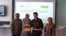 Herfini Haryono, Director & Chief Wholesale & Enterprise Officer Indosat Ooredoo Business (kedua kiri) bersama Junus Koswara, Presiden Direktur Nexmedia (kedua kanan). (Liputan6.com/Jeko Iqbal Reza)