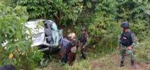 Anggota TNI Satgas Yonif 754 Bantu Korban Kecelakaan di Kampung Tarawasih Bonggo Timur Papua 