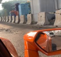 Hotman Paris melintas di proyek tol kelapa gading (Capture-Instagram-hotmanparisofficial) 