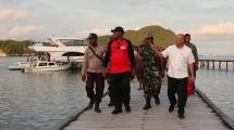 Menteri Koperasi dan UKM Teten Masduki bertemu dengan komunitas para pelaku usaha pariwisata lokal di Raja Ampat, Papua Barat.