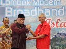 Direktur Network & IT Solution Telkom Zulhelfi Abidin (kanan) menyerahkan cindera mata kepada Sekretaris Daerah (Sekda) Provinsi NTB Lalu Gita Ariyadi (tengah) mewakili Gubernur Nusa Tenggara Barat 