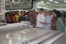 Menteri Perindustrian Airlangga Hartarto meninjau pabrik produsen jas terbesar di ASEAN, PT. Daese Garmin di Bandung
