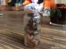 Yaitu penemuan sosok misterius diduga menyerupai 'tuyul' di dalam sebuah botol kecil. 
