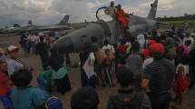 Ilustrasi masyarakat yang antusias menyaksian pameran penerbangan TNI AU. (Solo Imaji/ Barcroft Media/Barcroft Media via Getty Images)