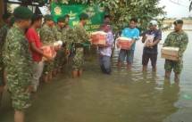 Prajurit Yonif 305 Kostrad Gelar Bhakti Sosial Peduli Korban Banjir di Karangligar