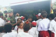 Mobil Pintar TNI di Merauke di serbu anak SD ingin baca buku