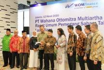 Direksi dan Komisaris PT WOM FInance berfoto bersama usai acara RUPST di Jakarta, Kamis (12/03/2020). (Foto: istimewa)