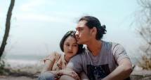 Adegan Film "Tersanjung, The Movie" yang diperankan oleh Giorgino Abraham dan Clara Bernadeth.