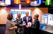 Burhan Noor Sahid, Direktur Marketing Signify Indonesia (kanan) didampingi Lea Indra, Head of Integrated Communications Indonesia (kiri), menjelaskan cara kerja mesin pencetak luminer 3D milik Signify kepada Raja Willem-Alexander dan Ratu Maxima dari Belanda...
