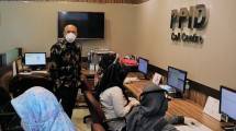 Menteri Koperasi dan UKM Teten Masduki saat memantau Call Center pengaduan para pelaku Koperasi dan UMKM yang terdampak Covid-19