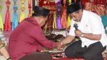 Bupati Belitung Sahani Saleh meminta Ketua Forum Kedukunan Adat Belitong Mukti Maharip melaksanakan ritual adat tolak bala dan doa selamat, Rabu (18/3/2020). (sumber tribunnews)