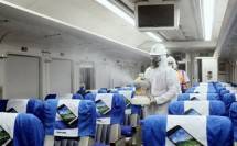 KAI melakukan disinfekaisasi di gerbong kereta 