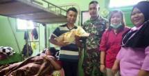 Prajurit TNI Bantu Proses Persalinan Warga Perbatasan 