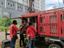 Teknisi Telkomsel menyiapkan BTS mobile (COMBAT) di area Rumah Sakit Darurat COVID-19 Wisma Atlet Kemayoran.