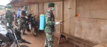 TNI-Polri dan CIQ PLBN Sota Lakukan Penyemprotan Disinfektan