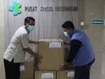 Astra menyerahkan bantuan berupa berbagai peralatan pencegahan COVID-19