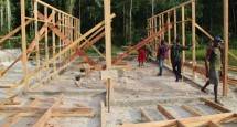 Rangka Bangunan Rumah di Kampung Epem Mulai Berdiri 