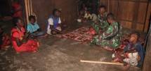 Anggota TMMD Kodim 1707/Merauke Anjangsana Ke Rumah Warga Epem 