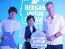 Direktur & Chief Commerce Officer XL Axiata, Allan Bonke ( kanan ) 