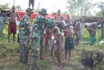 Personel TNI Ajari Mandi Bersih Anak-Anak Pedalaman Papua 