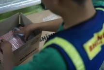 Karyawan Bhinneka.Com sedang menyiapkan paket kiriman 
