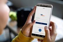 Nasabah BRI bertransaksi melalui mobile banking