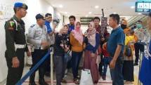 Jejaring Alumni Unair Membagikan Hand Sanitizer di Terminal Pulo Gebang Jakarta Timur 