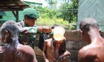Satgas Pamtas Yonif 411 Kostrad Ajarkan Pola Hidup Sehat Kepada Anak-Anak Papua 