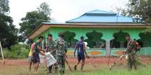 Personel Pamtas Yonif 411 Kostrad Kerja Bakti Bersihkan Halaman Masjid Al-Huda 
