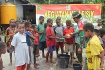 Prajurit TNI Ajari Anak-Anak Kampung Epem Sikat Gigi