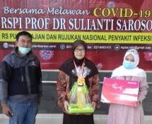 Perwakilan RSPI Sulianti Saroso menerima bantuan dari Tupperware